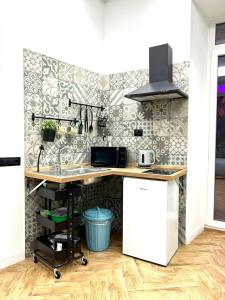 - une cuisine avec une table et un comptoir dans l'établissement Loft in Borgo, à Naples