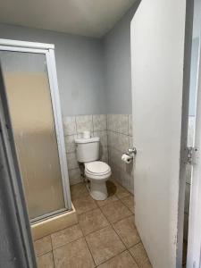 Ett badrum på CoachLight Motel