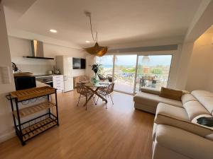 Posezení v ubytování AP-5 XimoApartments con VISTAS AL MAR + 9 fotografií