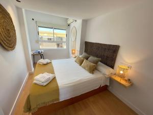 Postel nebo postele na pokoji v ubytování AP-5 XimoApartments con VISTAS AL MAR