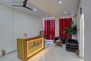 The lobby or reception area at Collection O Hotel Met city