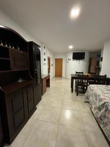 a room with a bed and a kitchen and a table at Departamentos en Costanera, sobre Alem in Gualeguaychú
