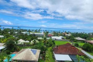 una vista aerea di un resort con l'oceano sullo sfondo di Bungalow Tipanier - Vue parfaite a Tevaitoa