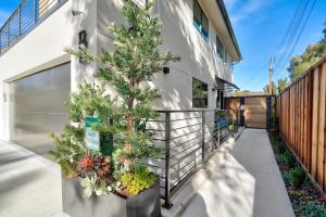 ein Weihnachtsbaum an der Seite eines Gebäudes in der Unterkunft Dazzling Modern Home Close to Downtown Palo Alto and Stanford in Menlo Park