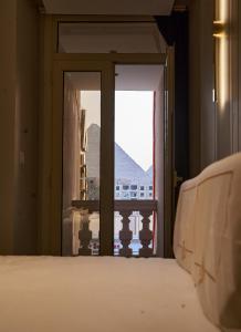 Letto o letti in una camera di Pyramids Charm Hotel