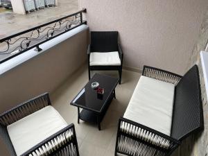 einen Balkon mit 2 Stühlen und einem Tisch in der Unterkunft City Vibe in Obrenovac