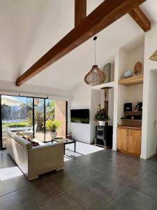 a living room with a couch and a table at Casa ideal para vacaciones en familia in Punta del Este
