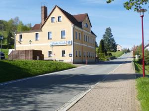 una casa al lado de una carretera en „Frische Quelle“ Jonsdorf, en Kurort Jonsdorf