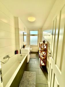 a bathroom with a tub and a sink at Schicke Wohnung im grünen Hinterhof in Schwerin