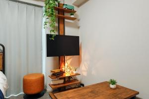 een woonkamer met een tv en een tafel bij Seaside Tamachi - Vacation STAY 15583 in Tokyo