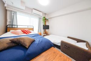 een slaapkamer met 2 bedden en een raam bij Seaside Tamachi - Vacation STAY 15583 in Tokyo