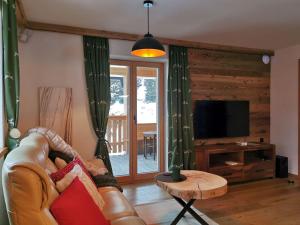 sala de estar con sofá y TV en ALMNEST - LACHTAL en Lachtal