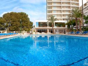Bazén v ubytování Hotel Servigroup Torre Dorada nebo v jeho okolí