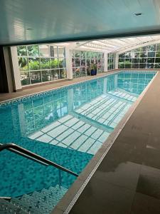 a large swimming pool in a building at Roomo Bela Cintra Residencial in Sao Paulo