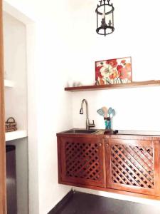 uma cozinha com um lavatório e uma prateleira em Stylish room by the beach em Las Galeras