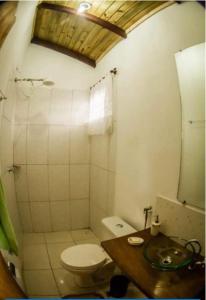 ein kleines Bad mit WC und Waschbecken in der Unterkunft Chalé Nova Aurora in Alto Paraíso de Goiás