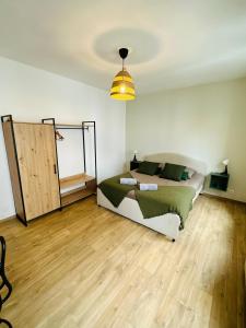 a bedroom with a bed and a wooden floor at Appartement F3 - Palais de Justice in Le Havre