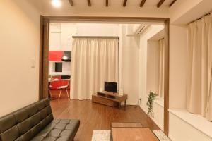 uma sala de estar com um sofá e uma televisão em Kiyosumi SOHO4B, 5th floor, 6th floor - Vacation STAY 20597v em Tóquio