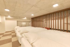 Duas camas num quarto com piso em xadrez em Kiyosumi SOHO4B, 5th floor, 6th floor - Vacation STAY 20597v em Tóquio