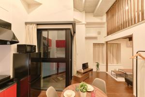 uma sala de estar com uma mesa e uma sala de jantar em Kiyosumi SOHO4B, 5th floor, 6th floor - Vacation STAY 20597v em Tóquio