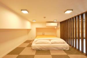 um quarto com uma cama no meio de um quarto em Kiyosumi SOHO4B, 5th floor, 6th floor - Vacation STAY 45401v em Tóquio