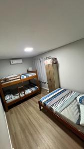 1 dormitorio con 2 literas en una habitación en CASA DE PRAIA -Palmas Governador Celso Ramos, Sc en Governador Celso Ramos