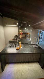 una cucina con un lavello e un piano di lavoro di CASA DE PRAIA -Palmas Governador Celso Ramos, Sc a Governador Celso Ramos