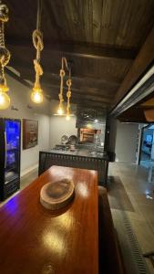 una cucina con un tavolo di legno e una stufa di CASA DE PRAIA -Palmas Governador Celso Ramos, Sc a Governador Celso Ramos