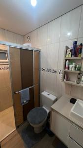 ein kleines Bad mit WC und Waschbecken in der Unterkunft CASA DE PRAIA -Palmas Governador Celso Ramos, Sc in Governador Celso Ramos