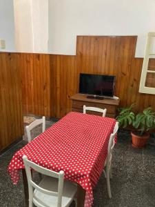 una mesa con un paño de lunares rojo y blanco en Departamento Zuni, en San Pedro