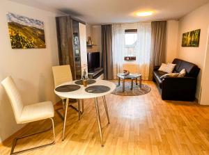 a living room with a table and a couch at Ferienwohnung im Mittelrheintal, Traumschleife & Rheinsteig Wanderwege! in Damscheid