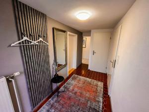 a room with a hallway with a mirror and a rug at Ferienwohnung im Mittelrheintal, Traumschleife & Rheinsteig Wanderwege! in Damscheid