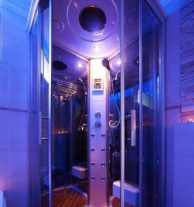 W łazience znajduje się kabina prysznicowa z niebieskimi światłami. w obiekcie Willa Pod Łosiem w mieście Krynica Zdrój