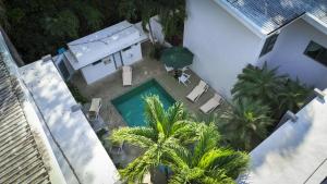 ポトレロにあるCondo Casa Blanca 7 - NEW 2 BR condo, near to the beachの家の隣のスイミングプールの上から見える