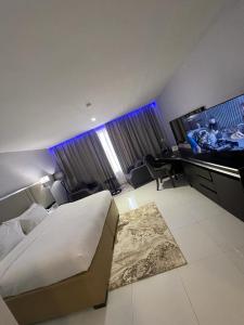 TV a/nebo společenská místnost v ubytování Boulevard Owerri Hotel