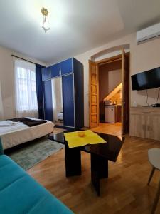 トビリシにあるApart10 "Capture Old Tbilisi Spirit"のベッド、ソファ、テーブルが備わる客室です。