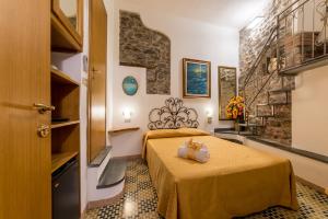 a hotel room with a bed in a room at The Vernazza Main Plaza - Rooms & Apartment in Vernazza