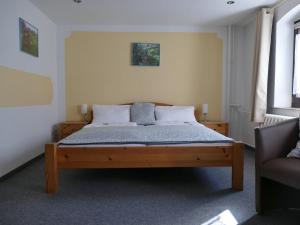 Postel nebo postele na pokoji v ubytování „Frische Quelle“ Jonsdorf