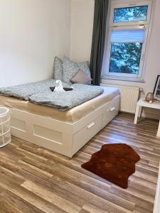 een slaapkamer met een bed met een teddybeer erop bij Pretty Home Chemnitz Süd in Chemnitz
