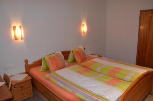 A bed or beds in a room at Gästezimmer Peterbauer