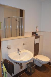 A bathroom at Gästezimmer Peterbauer