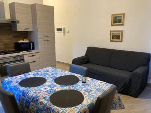 a living room with a table and a couch at Casa Luna tra Como e Milano in Saronno