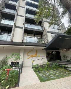 ein Gebäude mit einem Schild an der Seite in der Unterkunft Lujo y comodidad en Zona Norte in Santa Cruz de la Sierra