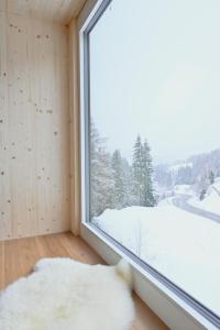 um quarto com uma grande janela com um tapete branco em Arton Lachtal - Apartments Steiermark em Lachtal