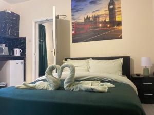 Un pat sau paturi într-o cameră la Queens Hotel Blackburn