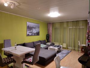 Komfortable Ferienwohnung in Flörsheim-Weilbach في فلورشييم: غرفة معيشة مع أريكة وطاولة