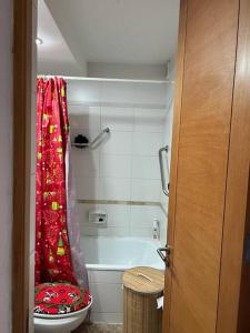 a bathroom with a toilet and a bath tub at Condominio Bahia Pelicanos - Horcon in Puchuncaví