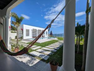 eine Hängematte auf der Veranda eines Hauses in der Unterkunft CASA ROMA Hotel Boutique in El Tamarindo