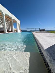 - une piscine avec l'océan en arrière-plan dans l'établissement CASA ROMA Hotel Boutique, à El Tamarindo