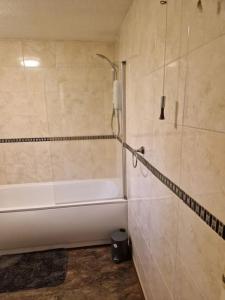 ein Badezimmer mit einer Dusche, einer Badewanne und einem Waschbecken in der Unterkunft 3 bedroom detached house centre of Whitchurch in Whitchurch